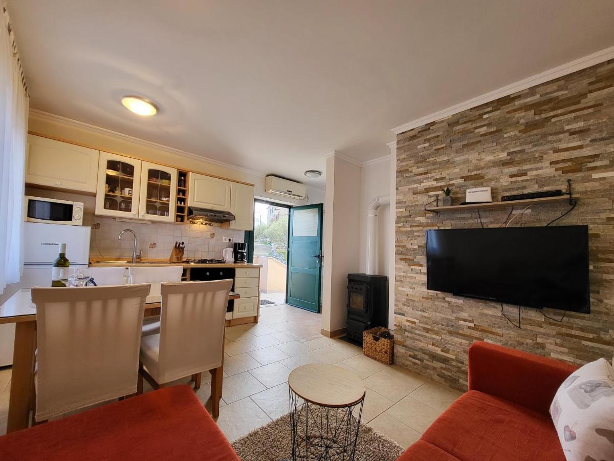 Holiday Home Duje Mali Iz Exterior photo